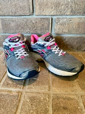 Brooks Women's Gray & Pink Running Sneakers